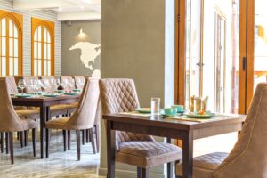 Ouvrir son restaurant - l'intérieur d'un restaurant prêt à accueillir ses clients