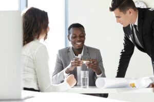 Ouvrir une agence immobilière - les trois associés d'une agence immobilière discutant de la prochaine construction de leur société