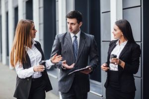 Création d'entreprise au Maroc | Des associés discutent des spécificités, des formes juridiques et des formalités du nouveau projet de création d'entreprise au Maroc