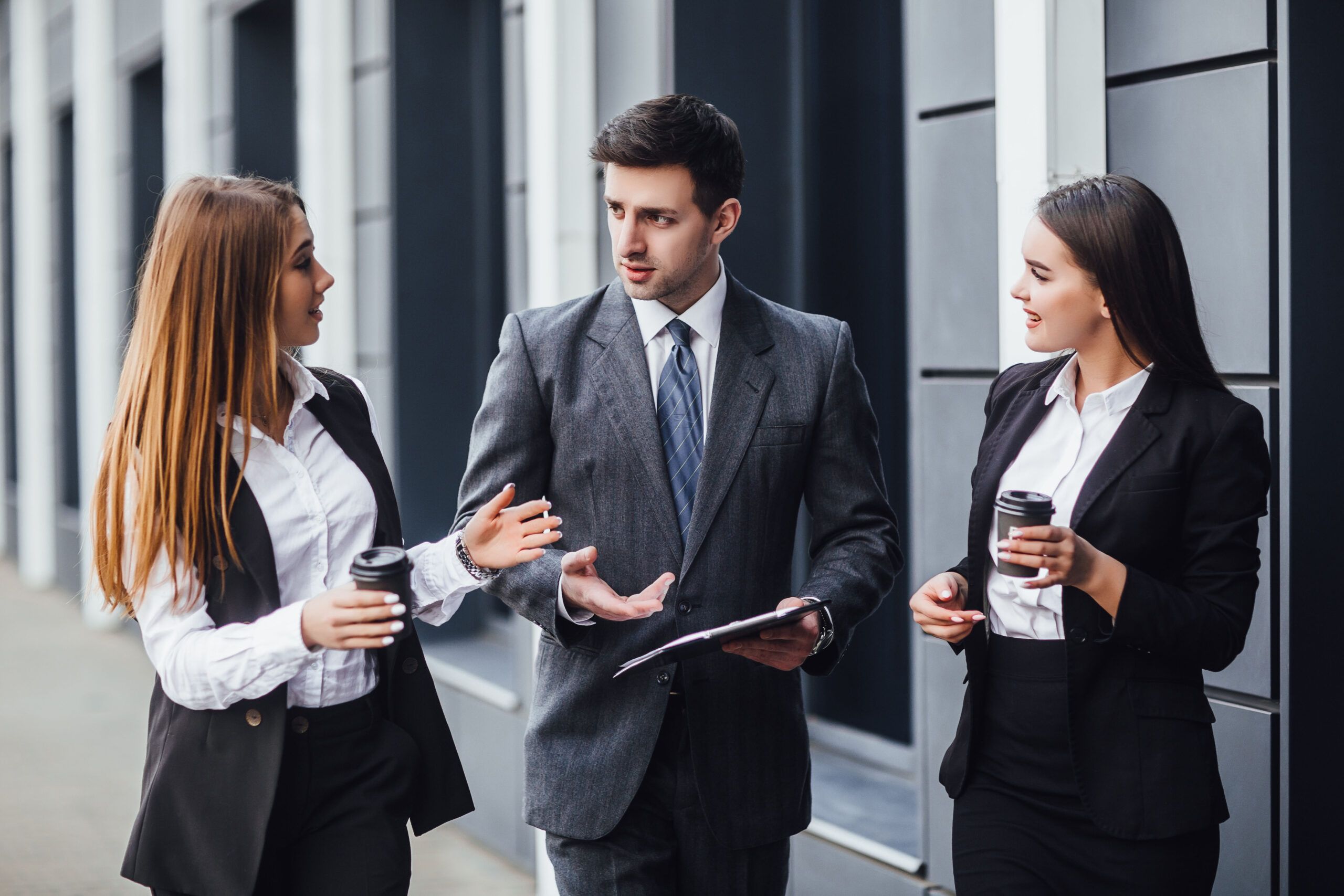 Création d'entreprise au Maroc | Des associés discutent des spécificités, des formes juridiques et des formalités du nouveau projet de création d'entreprise au Maroc